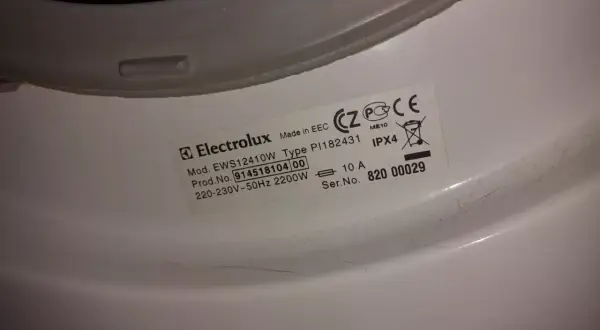 Naklejka na pralce Electrolux EWS12410W z numerem seryjnym 820 00029. Może to być pomocne przy diagnozowaniu błędu E40.