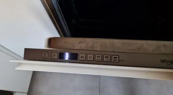 Panel zmywarki Whirlpool. Cyfra "3" na wyświetlaczu sugeruje, że czas na reset. Dowiedz się, jak zresetować zmywarkę Whirlpool.