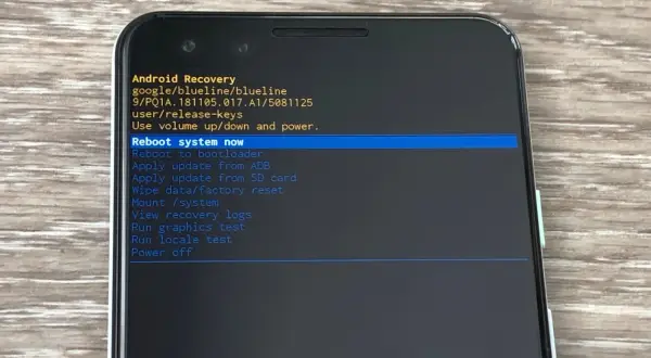 Ekran telefonu z menu Android Recovery. Wybierz "Wipe data/factory reset", aby przywrócić ustawienia fabryczne.