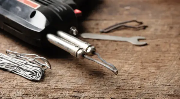 Pistolet do lutowania, drut i klucz francuski gotowe do lutowania aluminium.