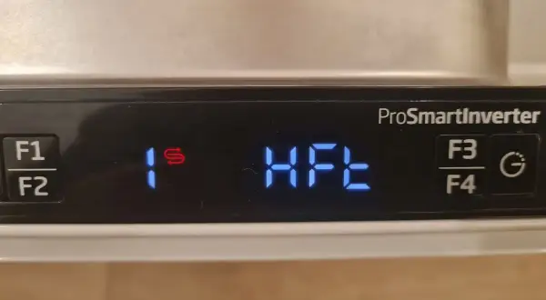 Wyświetlacz zmywarki Beko pokazuje "1 S HFE". Dowiedz się, jak zresetować zmywarkę Beko, gdy pojawi się ten kod błędu.