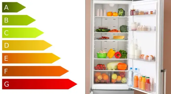 Skala klas energetycznych od A do G obok otwartej lodówki pełnej jedzenia. Dowiedz się, ile prądu zużywa lodówka.