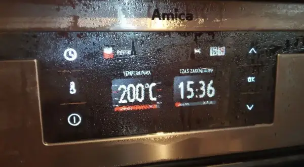 Panel sterowania piekarnika Amica z zaparowanymi przyciskami. Wyświetla temperaturę 200°C i czas zakończenia 15:36.