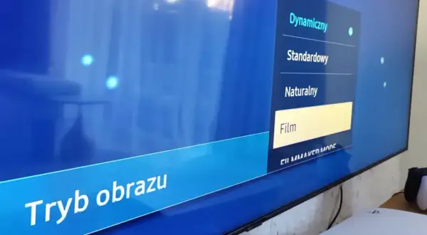 Menu telewizora z opcjami "Tryb obrazu": Dynamiczny, Standardowy, Naturalny, Film. Trwa kalibracja telewizora.