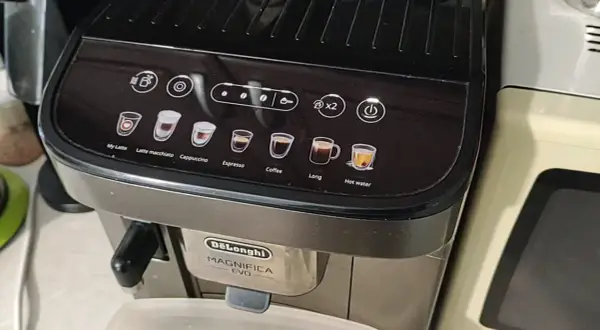 Panel sterowania ekspresu DeLonghi Magnifica EVO z ikonami napojów. Dowiedz się, jak odkamienić ekspres Delonghi, by cieszyć się idealną kawą.