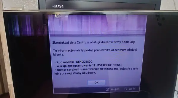 Uszkodzona matryca w telewizorze Samsung UE40D5800. Na ekranie komunikat o kontakcie z serwisem, sugerujący wymianę matrycy.