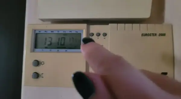 Jaki piec gazowy do domu 100m2? Na zdjęciu termostat Euroster-2000, który pomoże dobrać odpowiedni model.