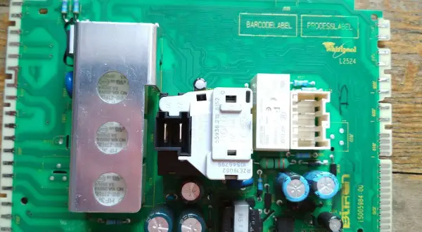 Płyta sterująca pralki Whirlpool z oznaczeniem L2524. Może być przyczyną błędu F08.