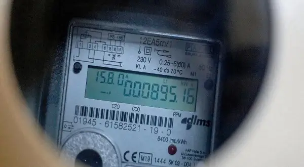 Cyfrowy licznik prądu pokazuje 895,16 kWh. Dowiedz się, jak odczytać licznik prądu Tauron, by kontrolować zużycie.