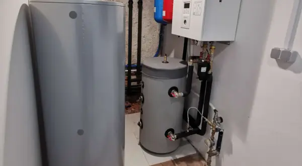 Nowe zasobniki i pompa ciepła czekają na czyszczenie instalacji co.