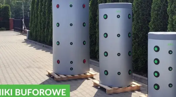 Trzy cylindryczne bufory ciepła 1000l stoją na paletach. Zastanawiasz się, na ile wystarczy bufor ciepła 1000l?