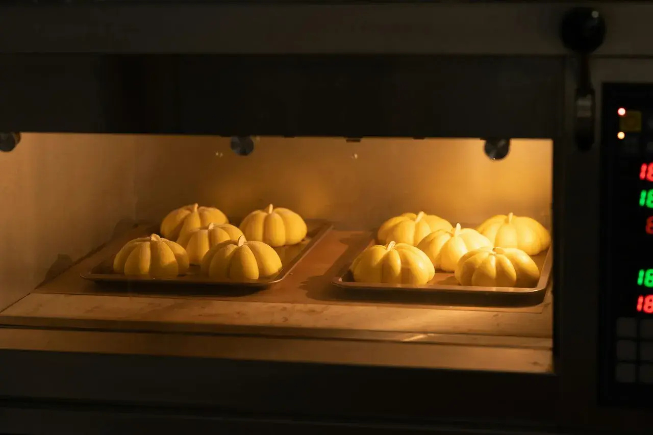 Dynie w piekarniku, pieczone z pomocą termoobiegu. Czekają na idealne zarumienienie.