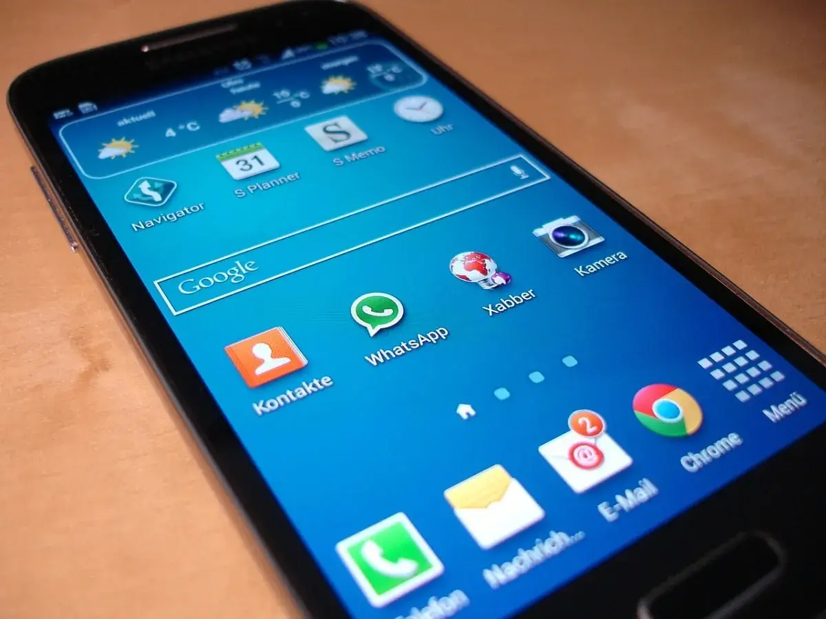 Ekran telefonu Samsung z ikonami aplikacji, gotowy do wykonania hard reset.