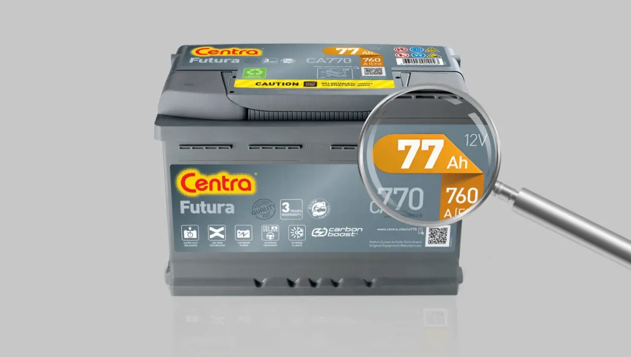 Akumulator Centra Futura 77 Ah, z powiększoną etykietą pokazującą jego pojemność.