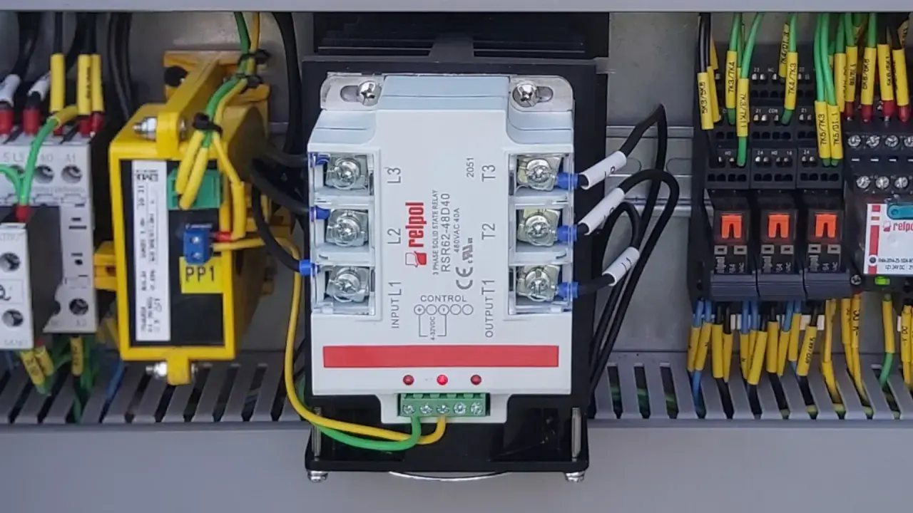 W panelu sterowania widoczny jest trójfazowy przekaźnik SSR marki Relpol RSR62-48D40, podłączony do instalacji elektrycznej.