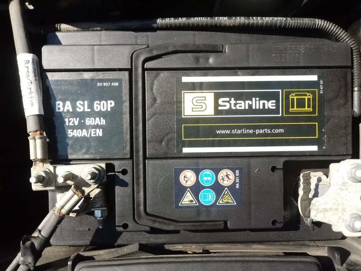 Akumulator Starline BA SL 60P. Na obudowie widoczna data produkcji akumulatora: 1942.