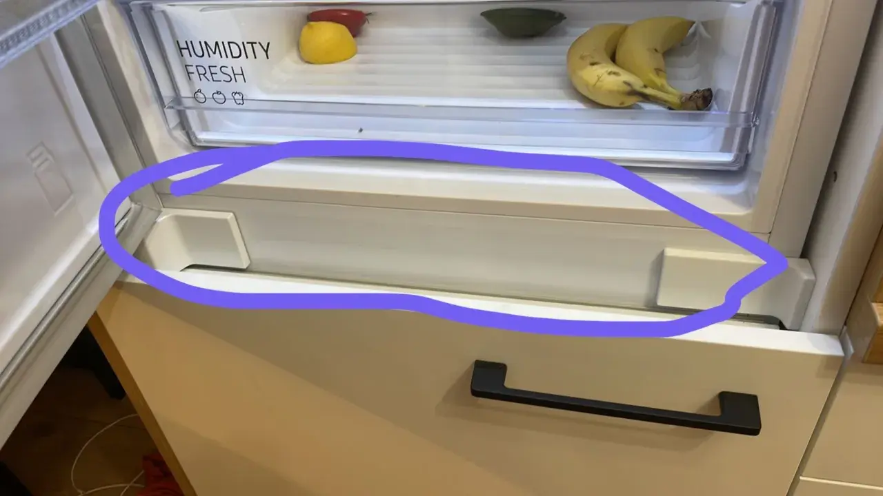 Wnętrze lodówki No Frost z szufladą na warzywa. Słychać głośną pracę urządzenia, co może być uciążliwe.