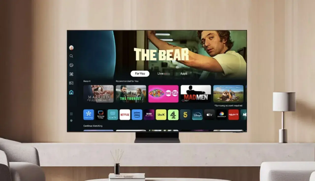 Telewizor z systemem Tizen wyświetla menu z popularnymi serialami i aplikacjami, takimi jak "The Bear", Netflix i Prime Video.