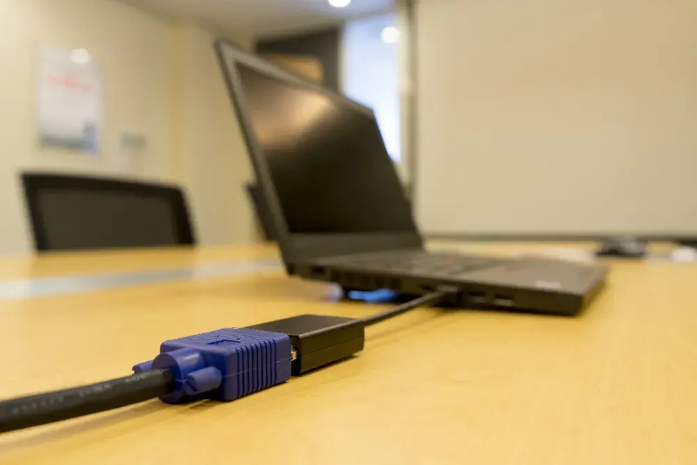 Laptop do rzutnika: Podłącz łatwo, rozwiąż problemy (Win/Mac)