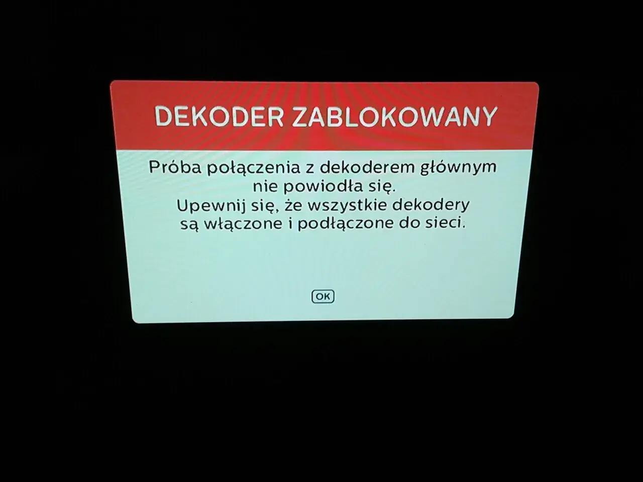 Komunikat "Dekoder zablokowany" na ekranie. Próba połączenia z dekoderem głównym nie powiodła się. Sprawdź, czy wszystkie dekodery multiroom są włączone i podłączone do sieci.