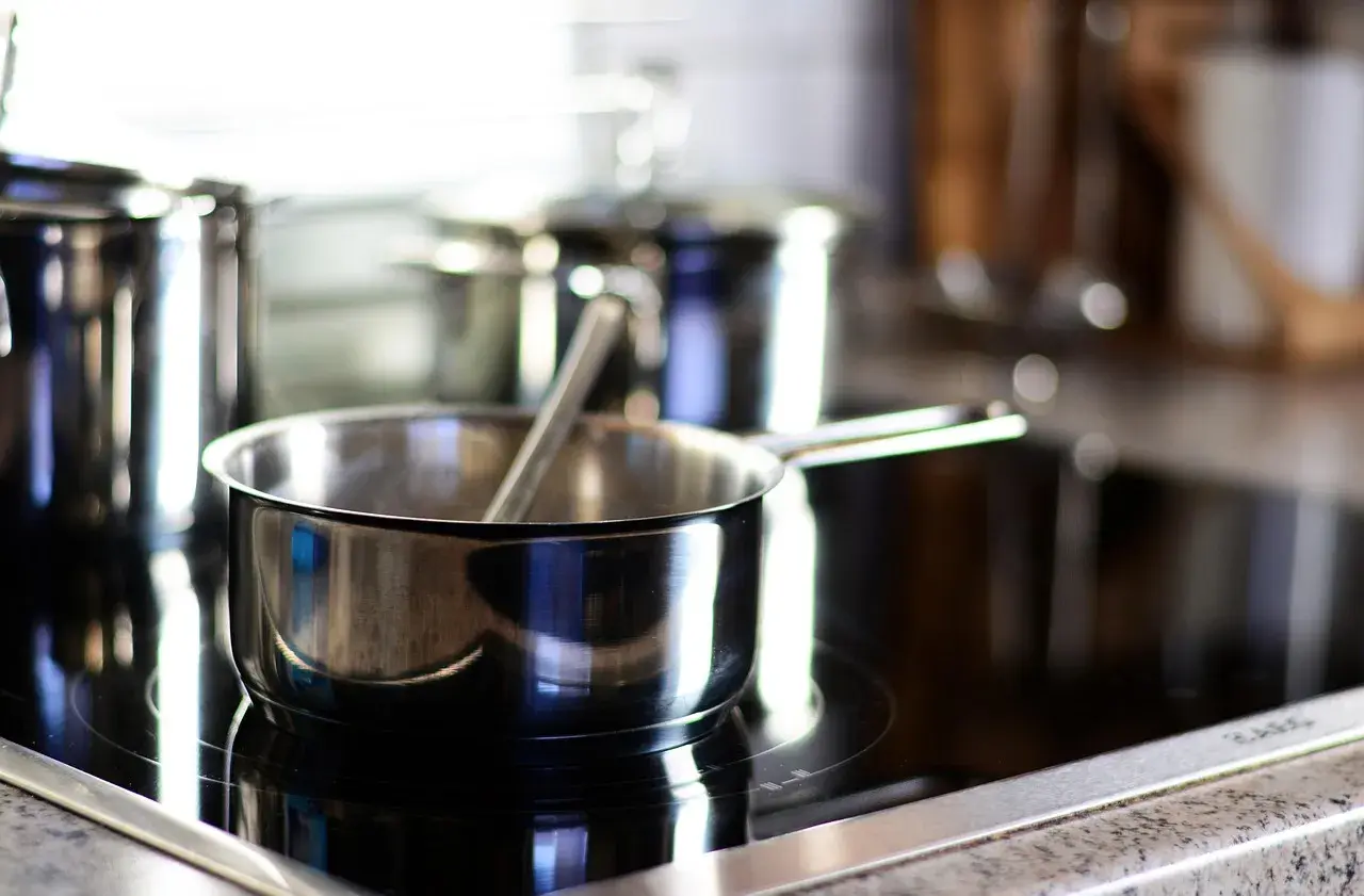 Garnek na płycie indukcyjnej. Zastanawiasz się, ile prądu zużywa płyta indukcyjna? Gotowanie na niej jest efektywne.