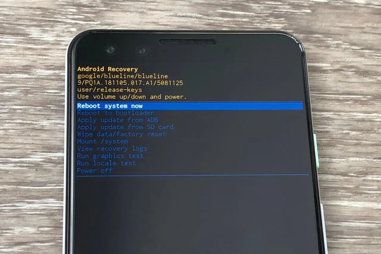Ekran telefonu z menu Android Recovery. Wybierz "Wipe data/factory reset", aby przywrócić ustawienia fabryczne.