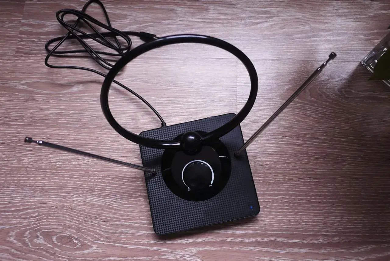 Nowoczesna, mocna antena pokojowa do telewizji naziemnej z regulacją wzmocnienia.