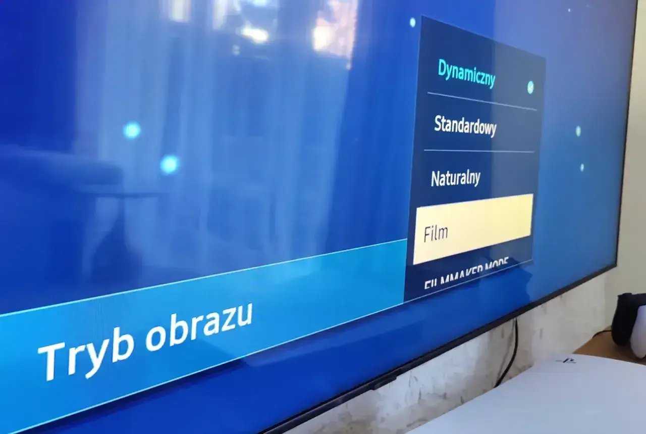Menu telewizora z opcjami "Tryb obrazu": Dynamiczny, Standardowy, Naturalny, Film. Trwa kalibracja telewizora.