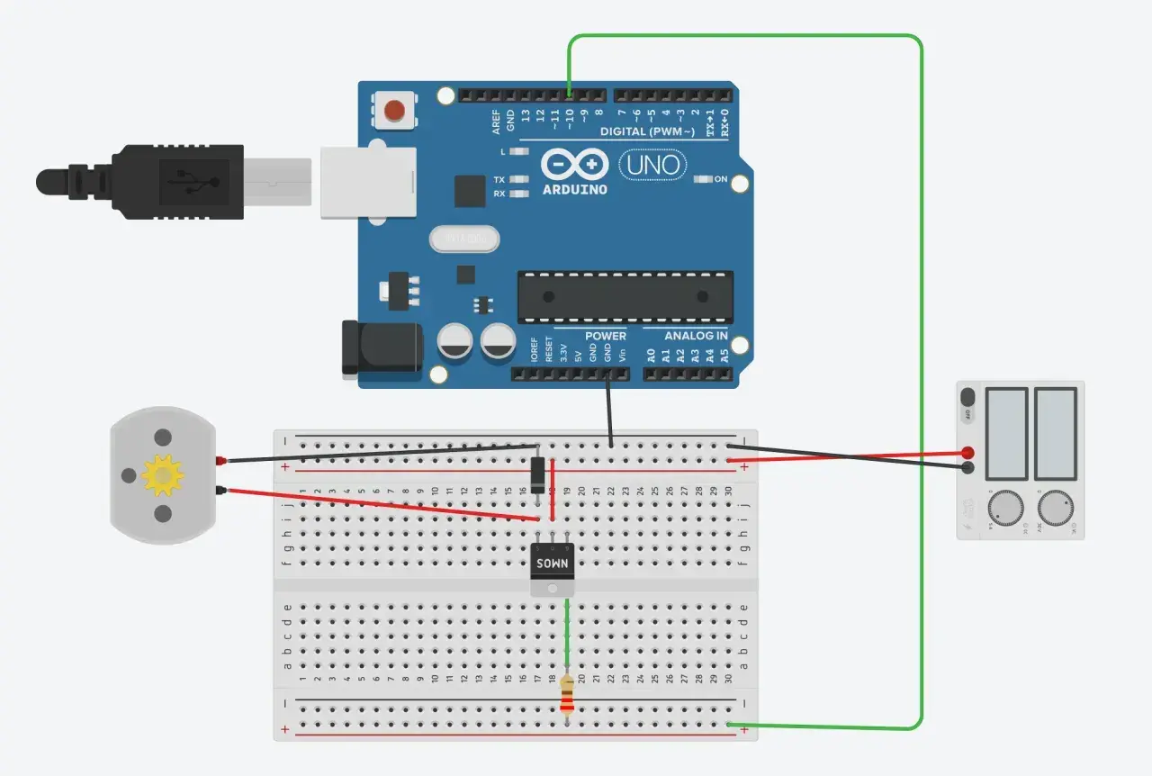 Układ Arduino z silnikiem, diodą i rezystorem na płytce stykowej. Przełącznik na zasilaczu ustawiony na "OFF".