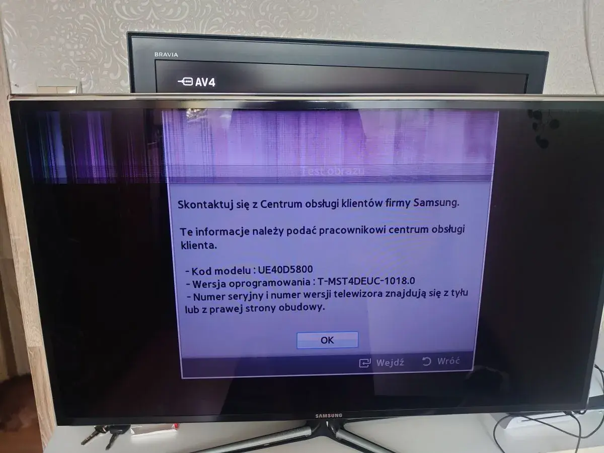 Uszkodzona matryca w telewizorze Samsung UE40D5800. Na ekranie komunikat o kontakcie z serwisem, sugerujący wymianę matrycy.