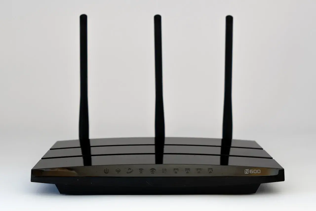 Czarny router N600 z trzema antenami, gotowy do zapewnienia szybkiego połączenia internetowego w domu.