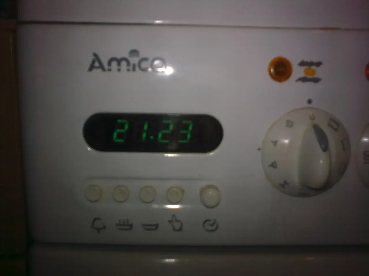 Panel sterowania piekarnika Amica z wyświetlaczem czasu 21:23. Dowiedz się, jak ustawić zegar w piekarniku Amica.