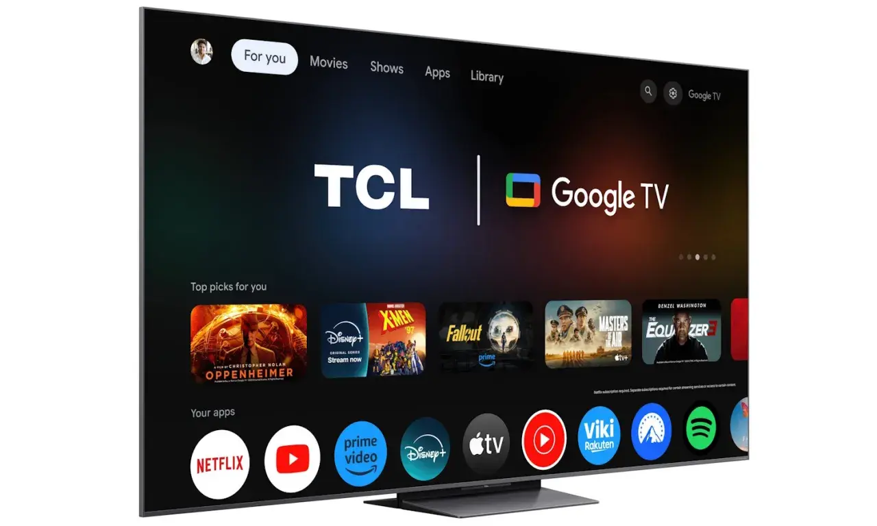 Nowoczesny telewizor TCL z systemem Google TV, prezentujący interfejs z polecanymi filmami i aplikacjami. TCL to znana marka elektroniki.