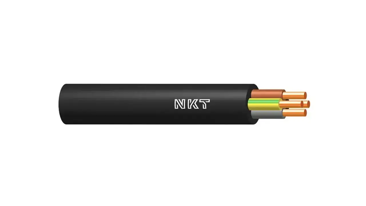 Czarny kabel NKT z trzema żyłami miedzianymi. Idealny do zasilania domu 16kW ze skrzynki.