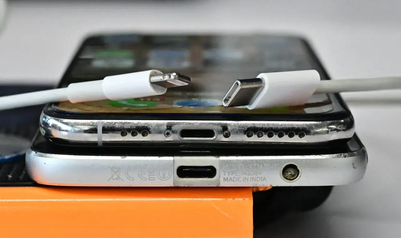 Dwa kable podłączone do dwóch telefonów, jeden iPhone nie ładuje się.
