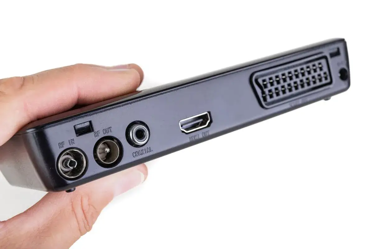 podłączanie dekodera do telewizora kablem HDMI porty