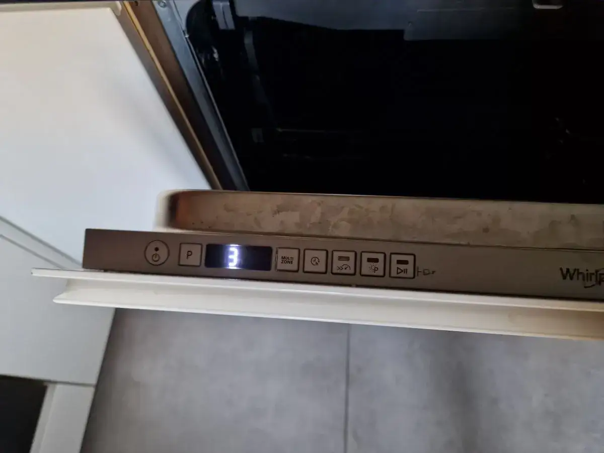 Panel zmywarki Whirlpool. Cyfra