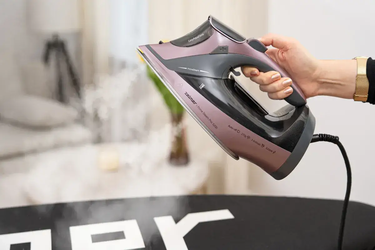 Różowe żelazko Zelmer Prime Steam Pro 3200 z parą, gotowe do prasowania. Jakie żelazko, takie gładkie ubrania!