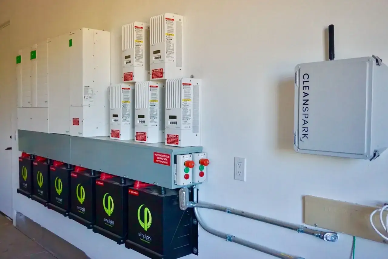 System magazynowania energii do fotowoltaiki 10 kW: baterie Simpliphi i falowniki Schneider Electric. Jaki magazyn energii do fotowoltaiki 10 kw? Ten zestaw to odpowiedź.