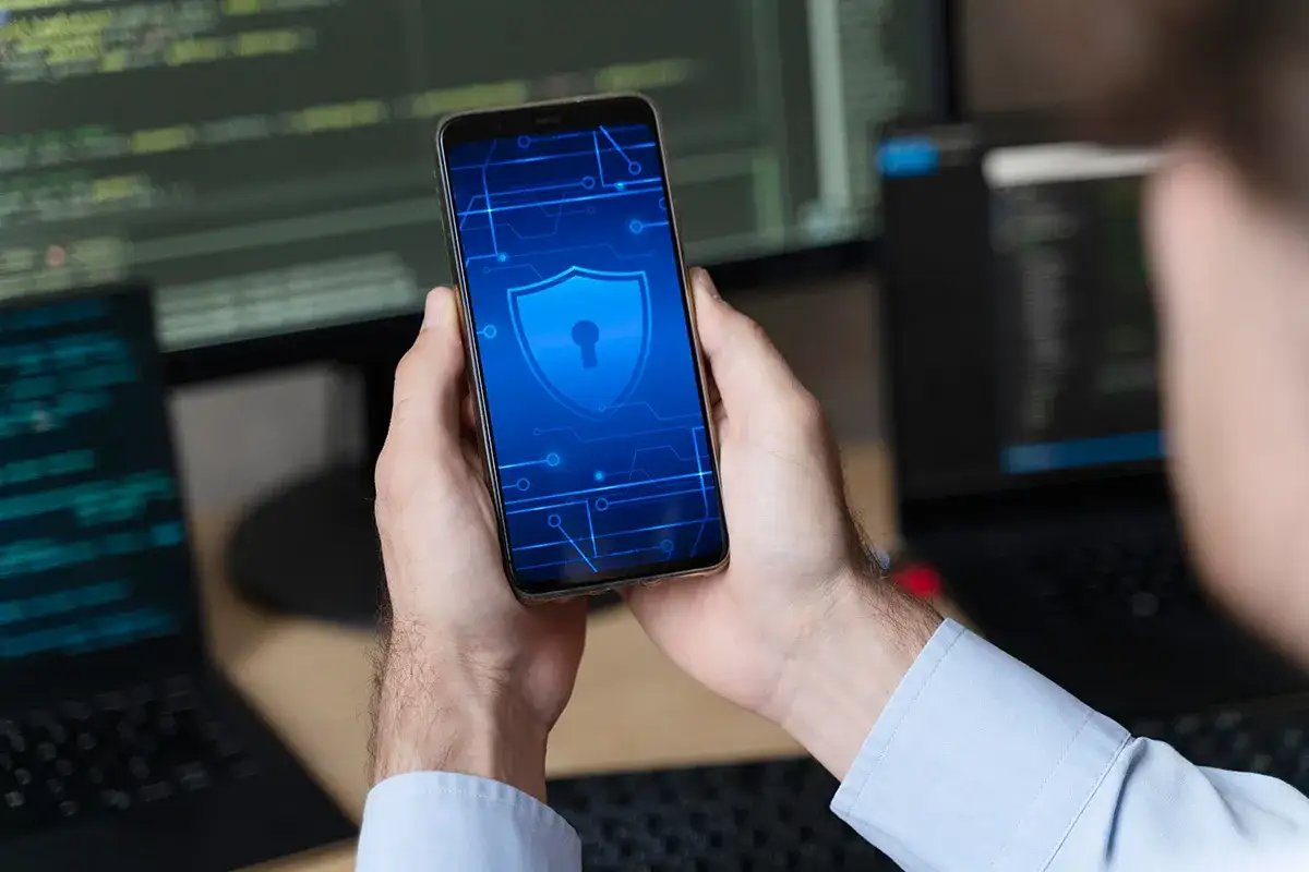 Odkryj, jak odblokować telefon bez utraty danych, dzięki tej ikonie bezpieczeństwa na ekranie smartfona.