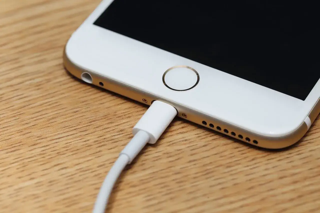 Zablokowany iPhone podłączony do komputera. Czekam, aż iTunes go wykryje i pozwoli na odblokowanie.