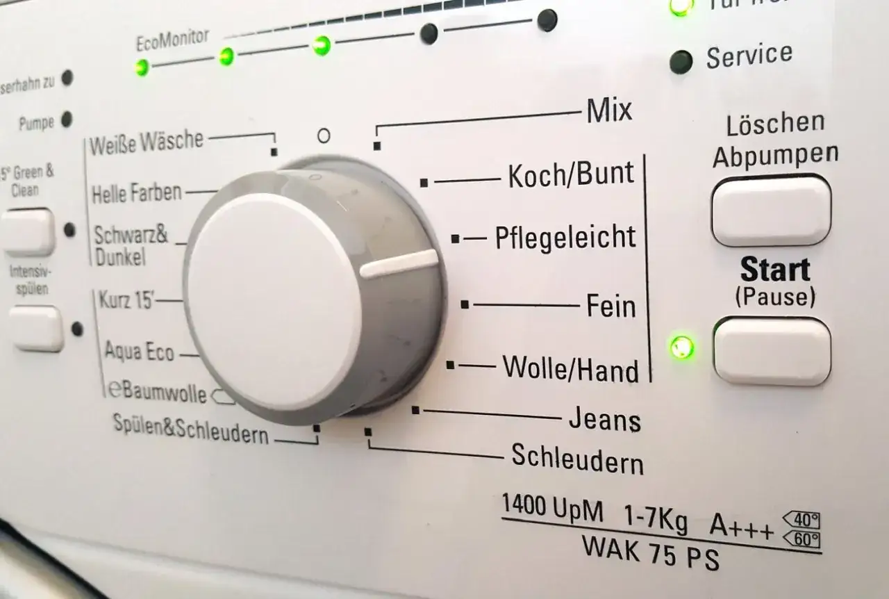 Panel pralki Beko z pokrętłem programów i przyciskami. Jak zresetować pralkę beko? Naciśnij przycisk
