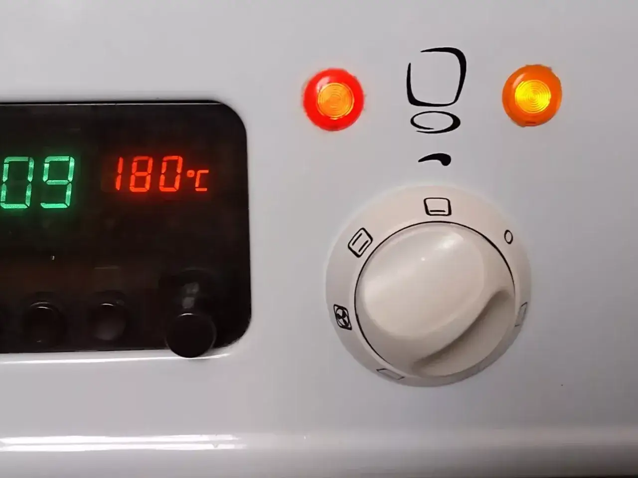 Piekarnik Mastercook: cyfrowy wyświetlacz pokazuje 180°C, a pokrętła sterujące wskazują wybrane funkcje.