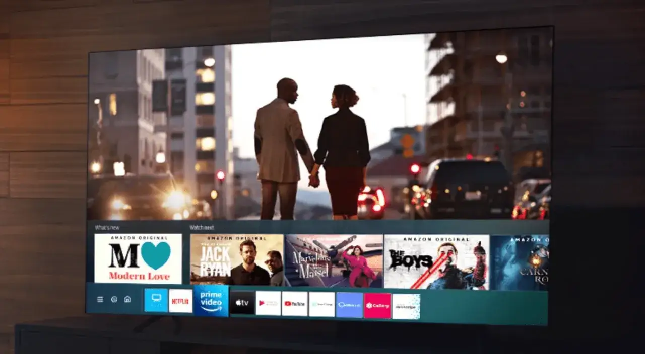 Para ogląda film na telewizorze z systemem Tizen. Na ekranie widać seriale Amazon Original, takie jak 