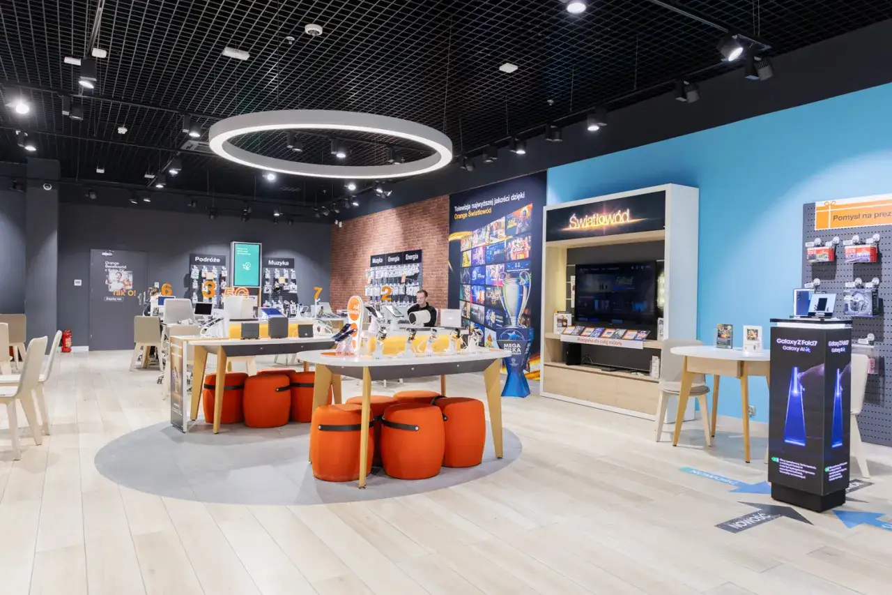Nowoczesny salon Orange, gdzie można poznać ofertę multiroom orange. Jasne wnętrze, ekspozycja sprzętu i pomarańczowe akcenty.