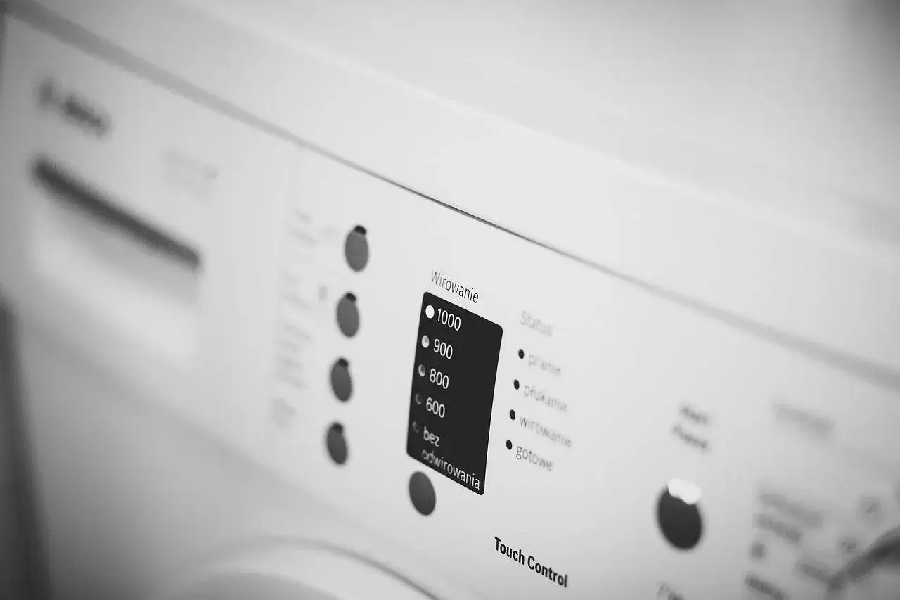 Panel sterowania pralki z opcjami wirowania (1000, 900, 800, 600, bez odwirowania) i statusem programu. Hydrostat pralki dba o prawidłowy poziom wody.