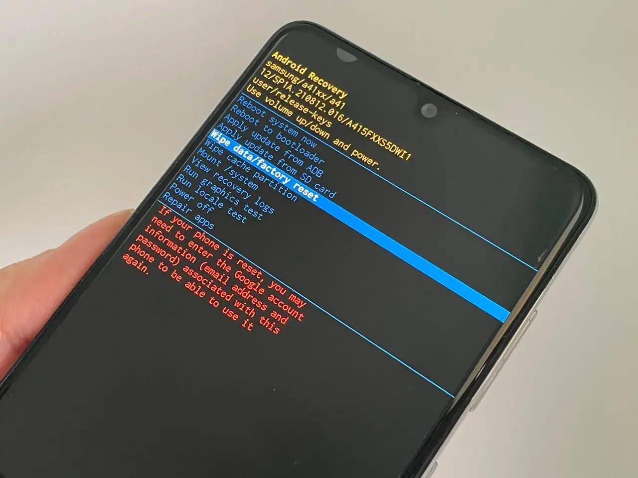 Ekran telefonu Samsung z menu Android Recovery. Wyświetlona opcja 