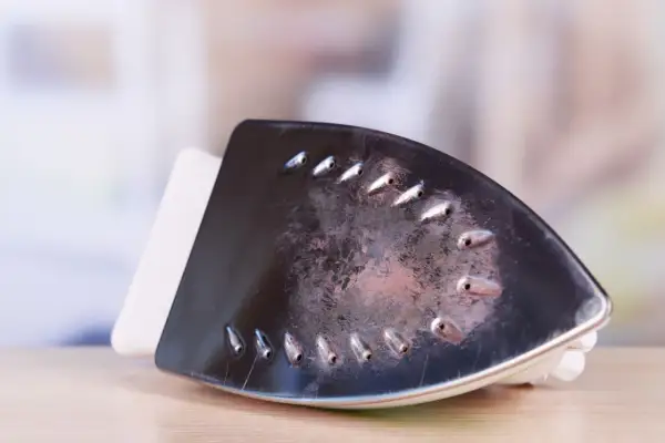 Zabrudzona stopa żelazka Tefal. Dowiedz się, jak odkamienić żelazko Tefal, aby znów działało jak nowe.