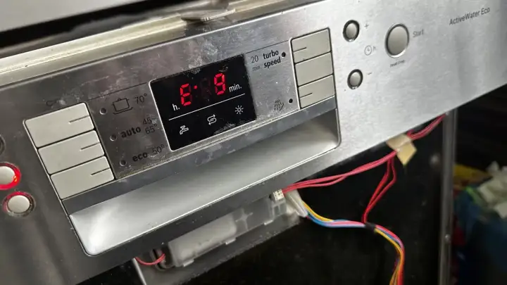 Zmywarka Bosch z błędem E09. Czerwony wyświetlacz pokazuje "8:09", sugerując problem z grzaniem.